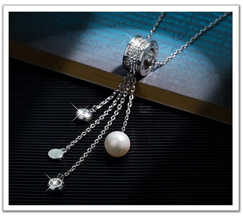 Женщины с новыми мини-свитерами на талии и универсальными осенне-зимними ожерельями с кисточками.