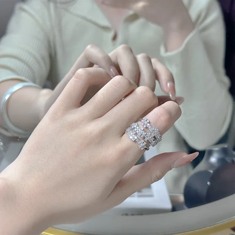 

MDL Moissanit. Style Pinti Dami Same Flower Spike Ring Female Plated 18K White Gold Fine Work Light Luxury Live Sparkling