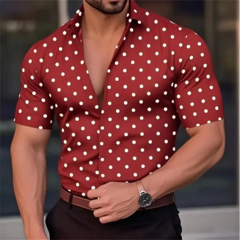Nuova camicia da uomo con risvolto a pois a maniche corte abbottonata, un stile casual alla moda di strada all'aperto, traspirante e confortevole, s