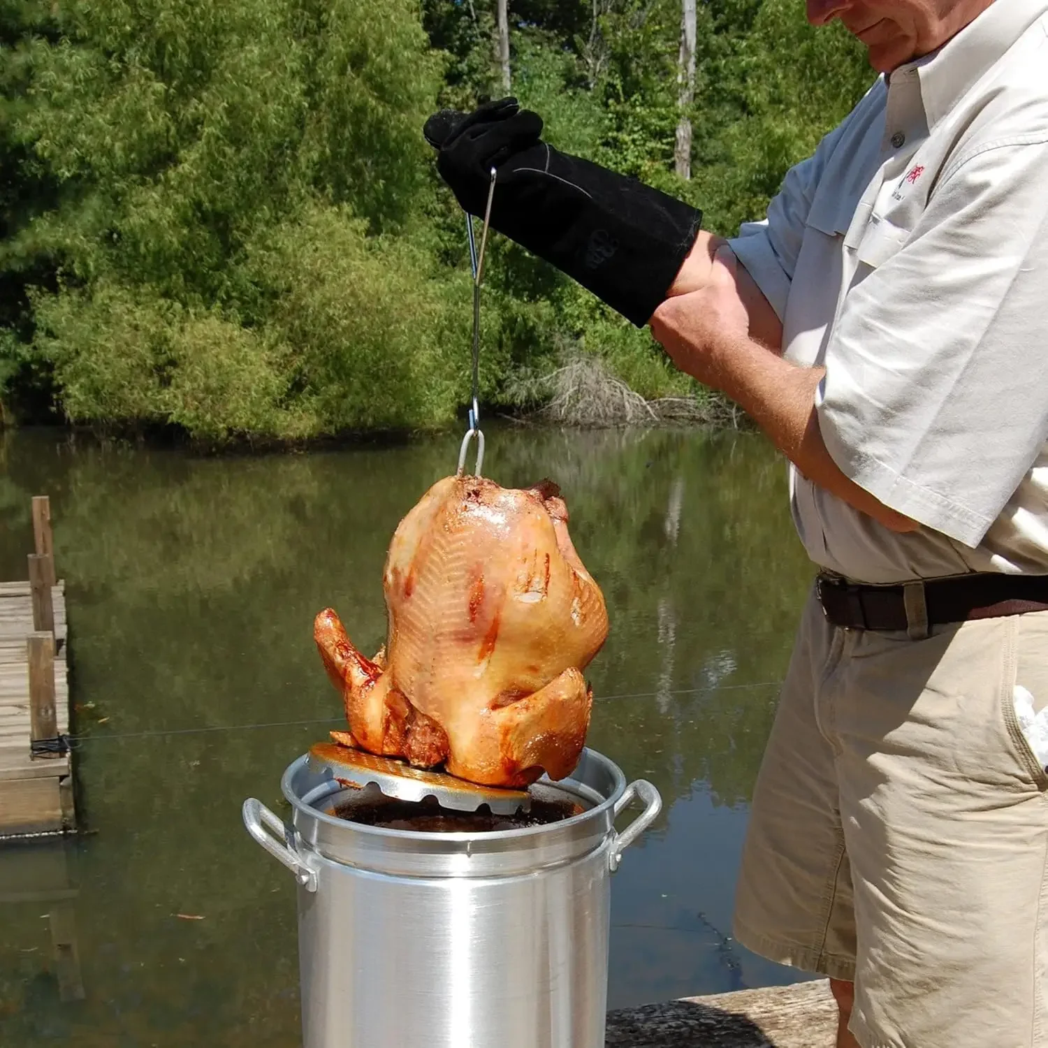 Zestaw frytownicy Bayou Classic 200-440 o pojemności 44 kwarty ze stali nierdzewnej z garnkiem o pojemności 44 kwarty z pokrywą i hakem do podnoszenia dla drobiu o wysokości 14 cali