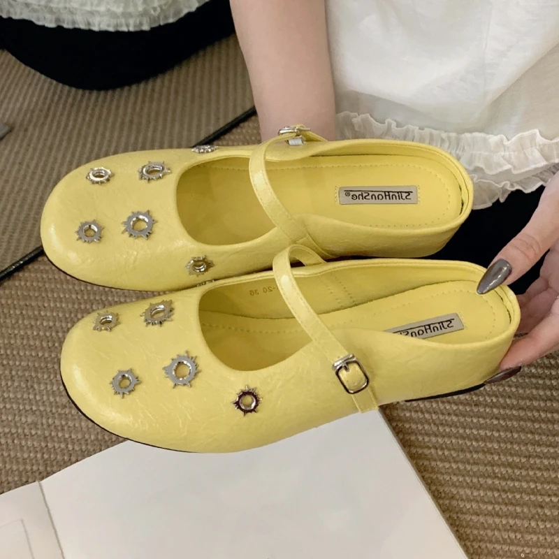 

Rivet Design Comfort Flat Sandals Women Round toe Buckle Soft Bottom Summer Slippers Concise Street Style Brand Designer Shoes