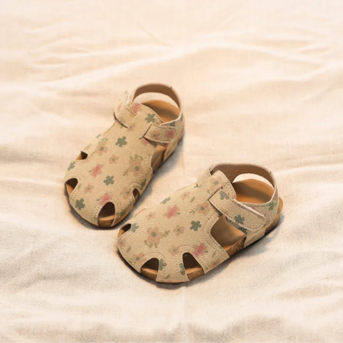 

Детские сандалии для первых шагов с закрытым носком, мягкой подошвой, для девочек, с милым цветочным узором, 2026, абсолютно новые, для малышей, повседневные, пляжные, нескользящие
