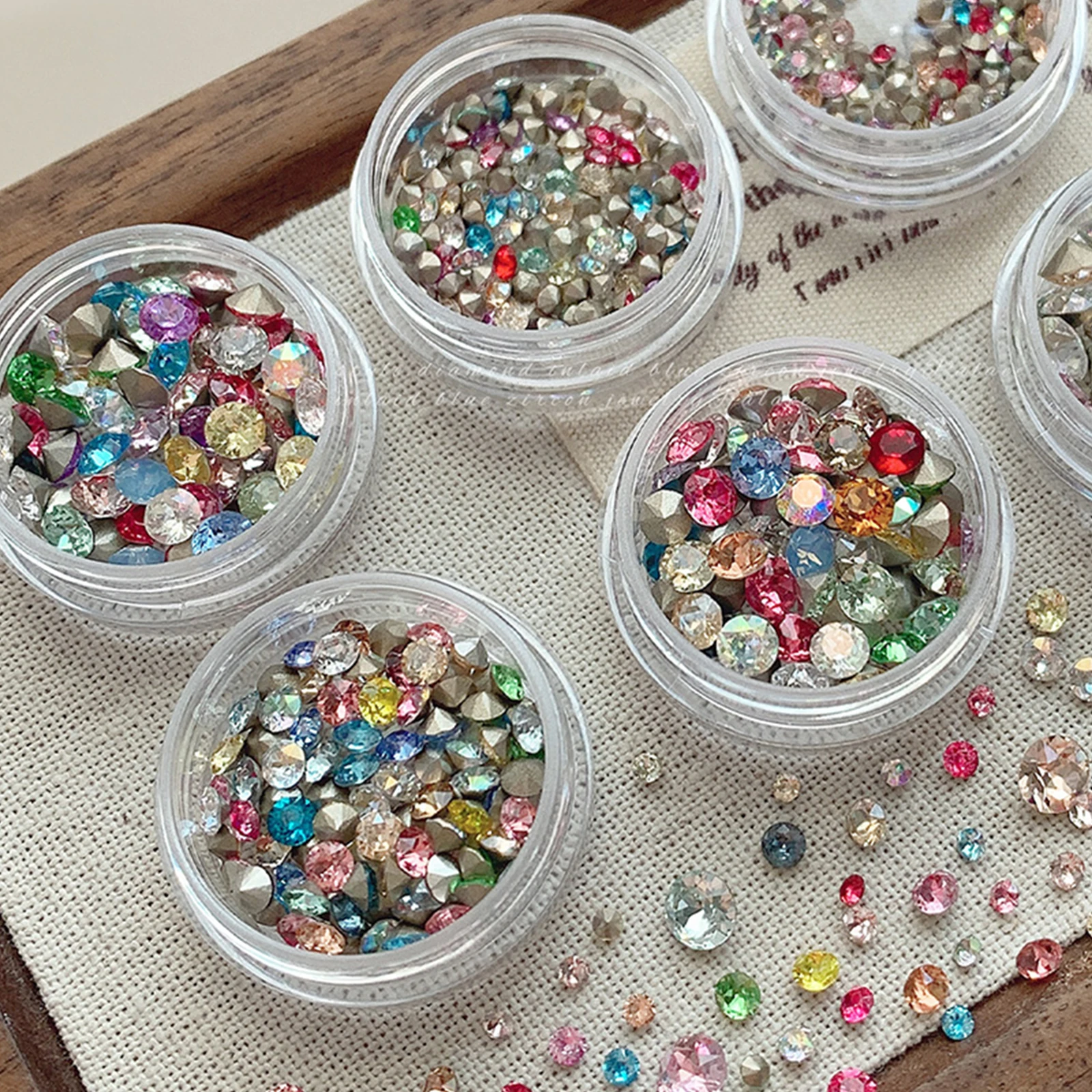 50/100 Uds. Diamantes de imitación de cristal con parte inferior puntiaguda 3D brillantes para decoración de uñas, dijes de uñas coloridos, piedras preciosas para decoración DIY
