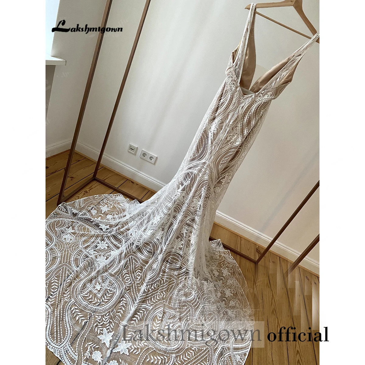 Böhmisches Meerjungfrauen-Hochzeitskleid mit tiefem V-Ausschnitt, ärmellosem Spitzen-Brautkleid, rückenfreiem, transparentem Spitzen-Hochzeitskleid für Damen, individuell anpassbar – Detail 9
