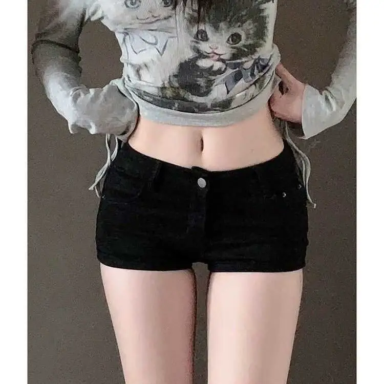 

Black Versatile Low-Waist Skinny Denim Shorts for Women Summer 2026 New Retro Style Slimming Hot Pants Casual Cotton Polyester