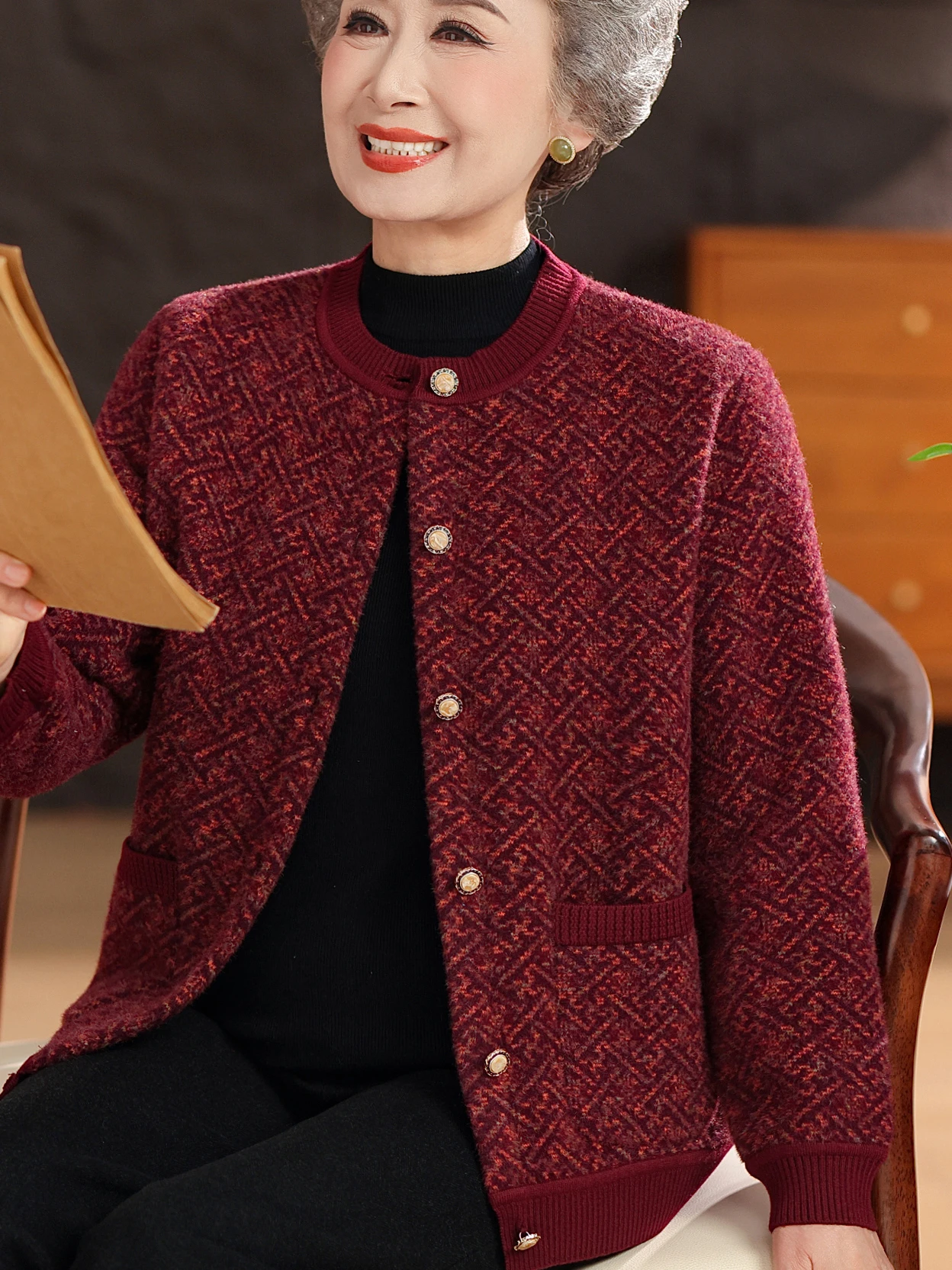 

Новый китайский вязаный свитер на пуговицах с подкладкой на бретельках, пальто для женщин среднего возраста и ли, осень-зима, круглый...