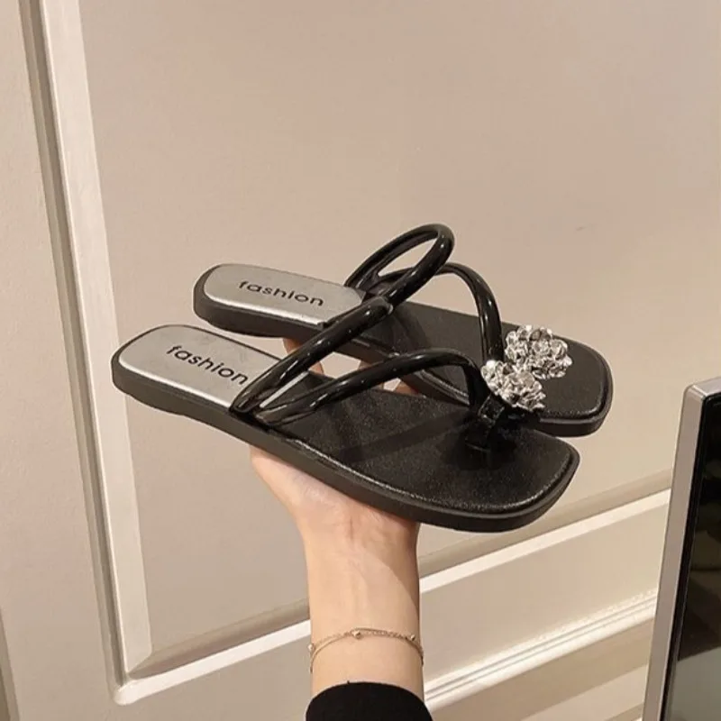 新しい夏の女性のファッショナブルなサンダルフラワーダイヤモンドソフトソールアウトドアウェア多用途つま先ポストデザインはスカートにマッチします