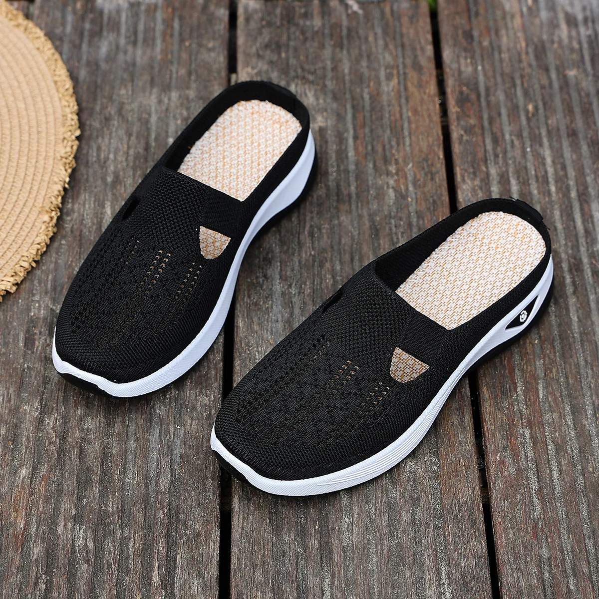 Women's casual slip-on sandals: breathable, easy to wear and remove, lightweight flat shoes for outdoor use, ideal for mothers.