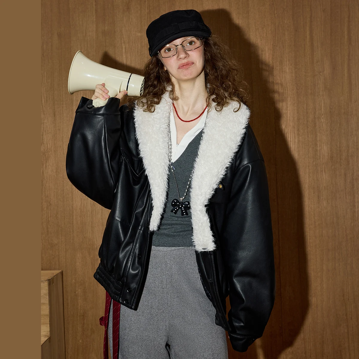 Damska kurtka zimowa w stylu vintage z pikowanej skóry, ocieplana grubym bawełnianym wypełnieniem, z dużym futrzanym kołnierzem, oversize, z klapami, odzież wierzchnia, 2025