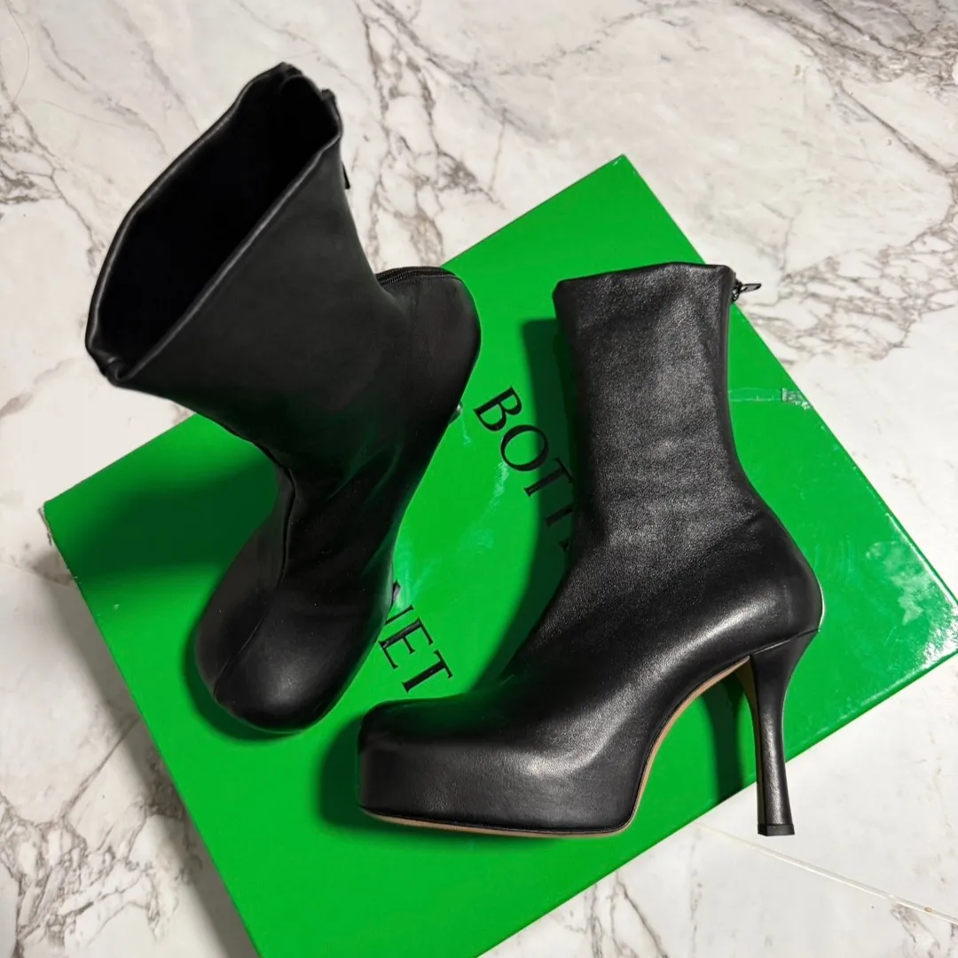 Damen Schwarze Leder-Plateau-Stiefeletten mit Stilettoabsatz und Seitenreißverschluss im Minimalistischen Chic-Stil für Abend- und Büro-Outfits