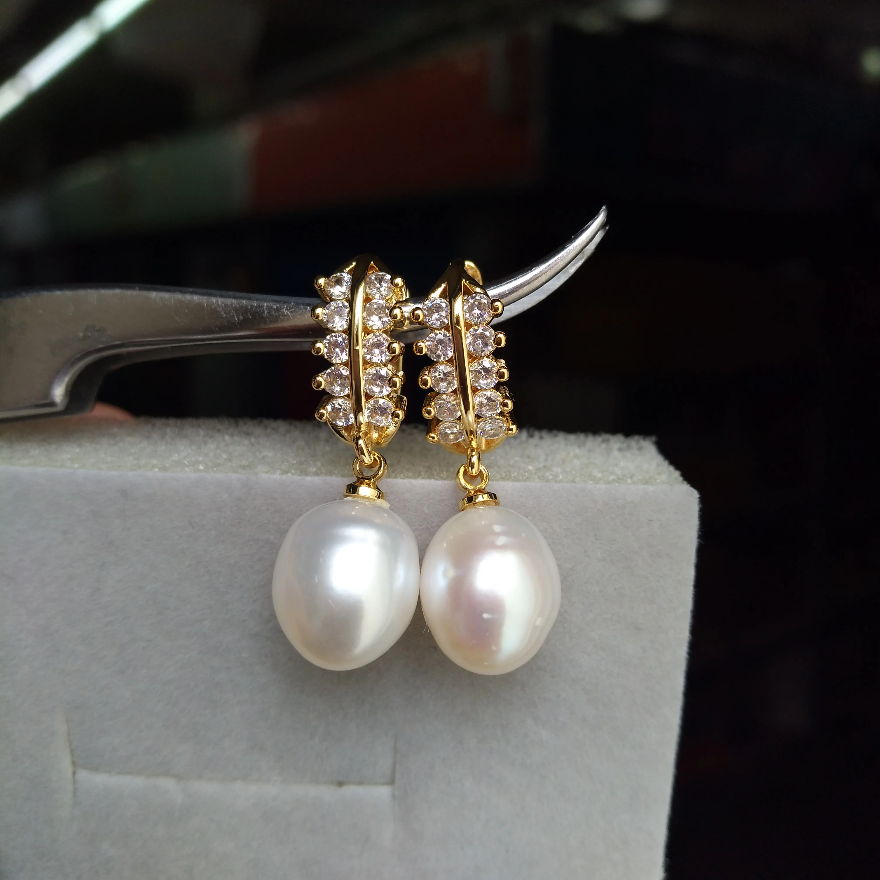 

Gorgeous Huge AAA 9-12mm Natural South Sea White Pearl Lever Back Earring