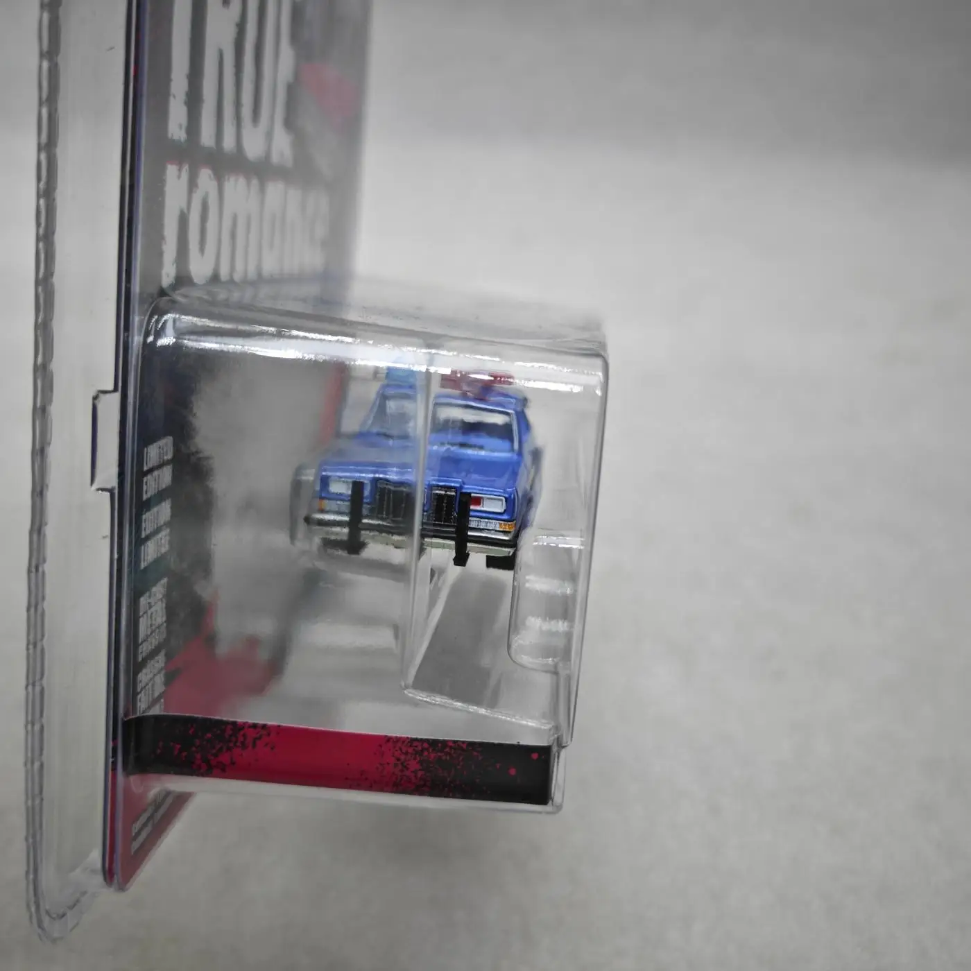 

1: 64 Голливудская серия 43, настоящая романтика -1982 Plymouth Gran Fury, расширенная модель автомобиля, коллекционные предметы