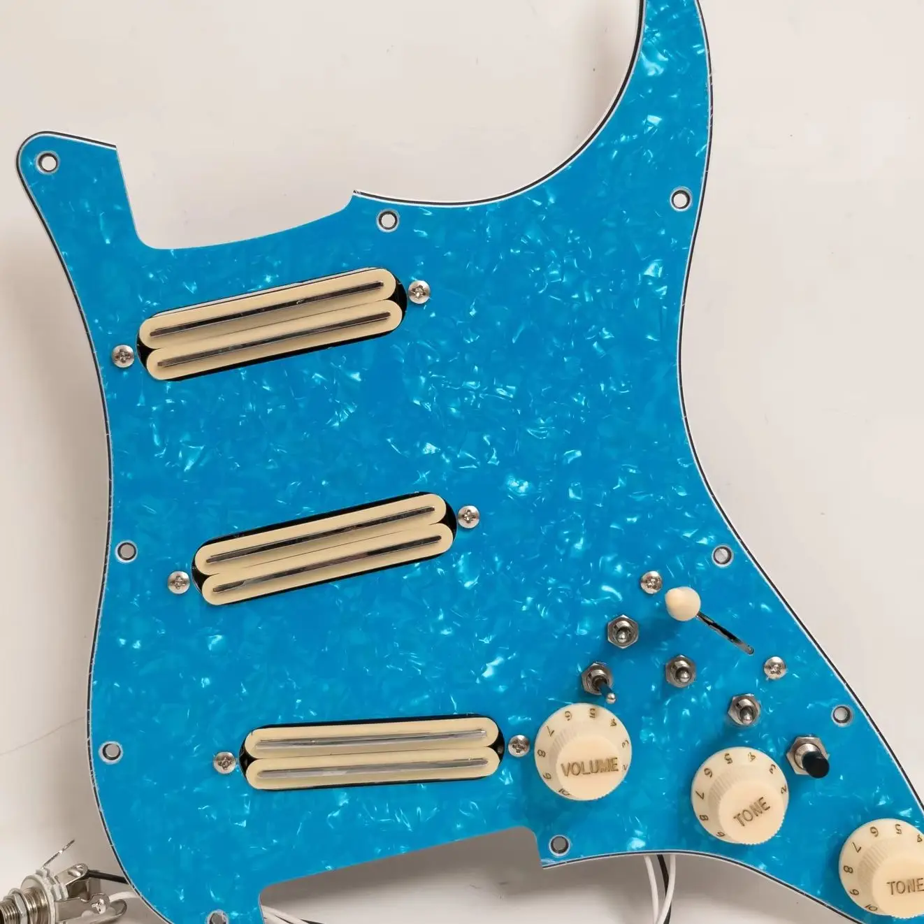 

Предварительно подключенные звукосниматели SSS с функцией Coil Splitting для электрогитары, Alnico 5