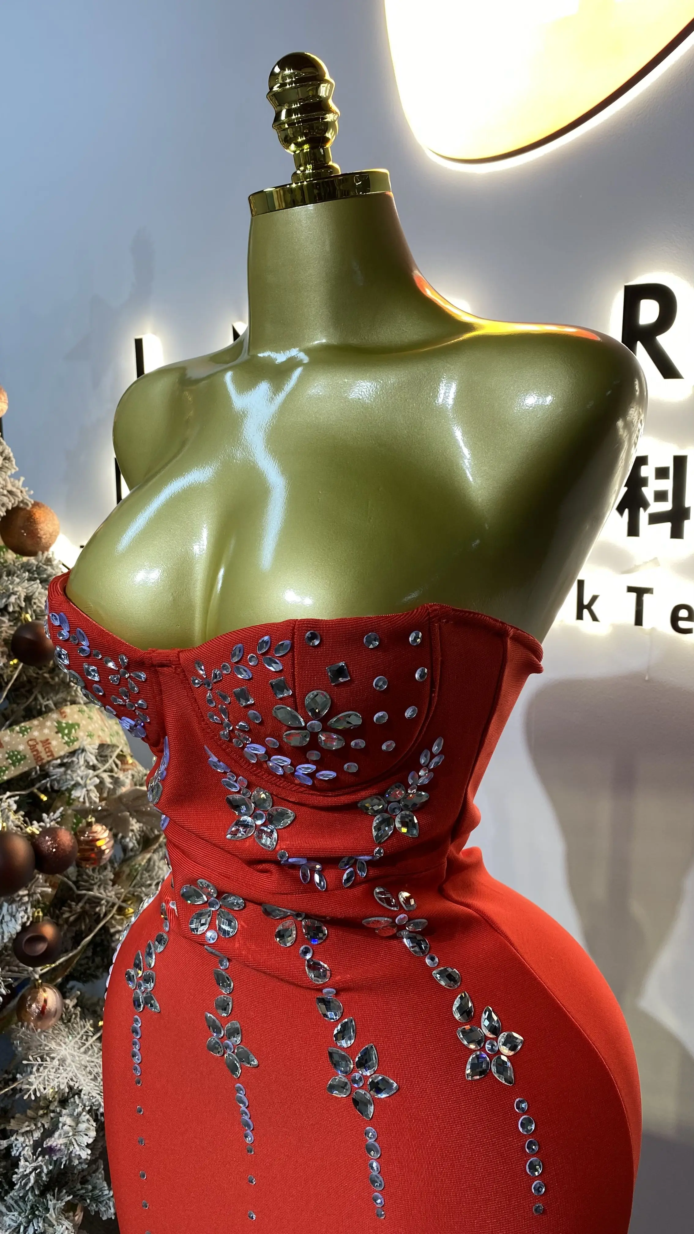 패셔너블하고 트렌디한 3D 라인 루즈 실버 7색 꽃 모양 라인스톤 아플리케 프롬 드레스용-GZXX361