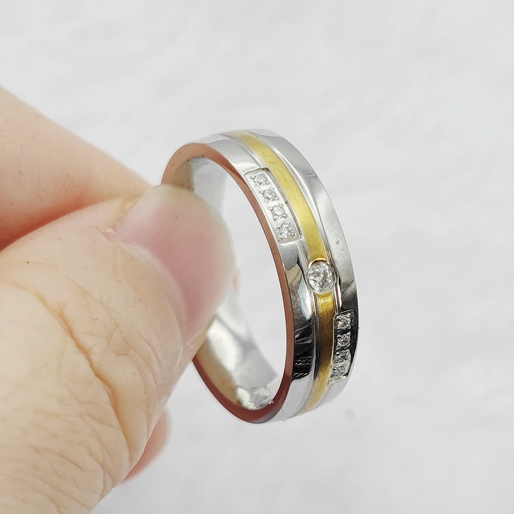 Joyería Dropshipping Catálogo 2025 Anillos de boda hipoalergénicos de acero inoxidable bicolor de oro plateado clásico para parejas para mujeres