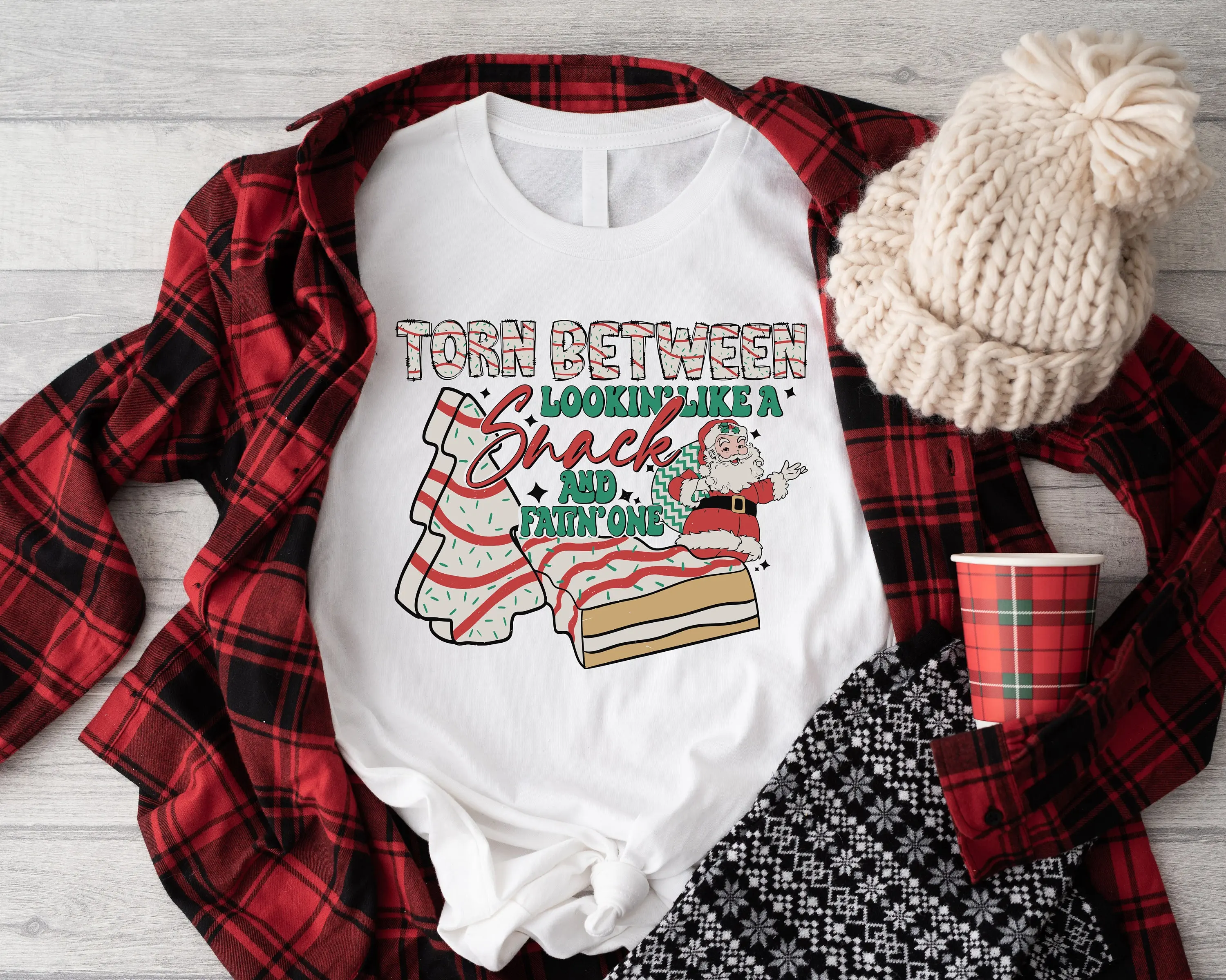 Camiseta rasgada entre miras como un aperitivo y luchar una sudadera navideña con texto divertido y suéter de Papá Noel