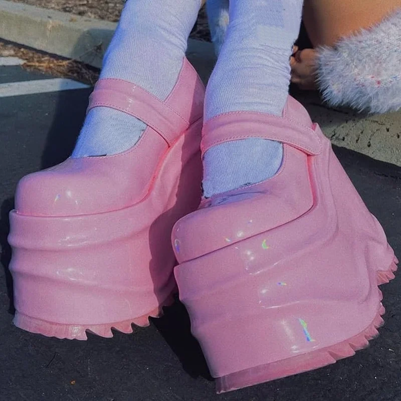 

Туфли-лодочки на платформе из блестящей лакированной кожи с острым носком и металлическим декором. Новинка! Модные женские туфли для подиума. Возможность индивидуального заказа.