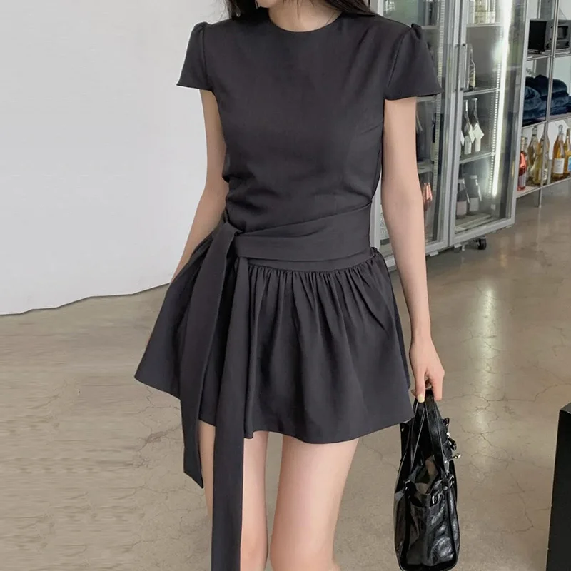 Vestido feminino preto de manga curta, vestido minimalista moderno com gravata frontal na cintura, minivestido fofo evasê.