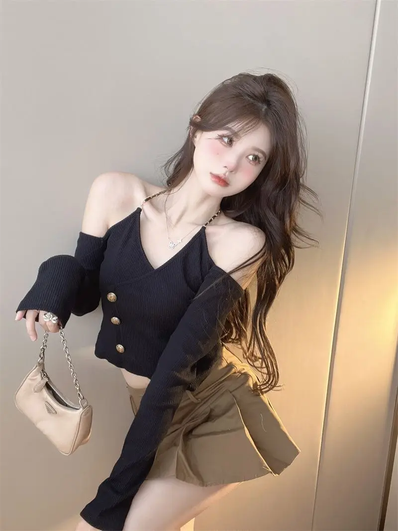 Czarny sweter damski z dekoltem w serek i długim rękawem na jesień, modny krótki top z odkrytymi ramionami, wiązany na szyi, elegancki, z wysokim stanem.