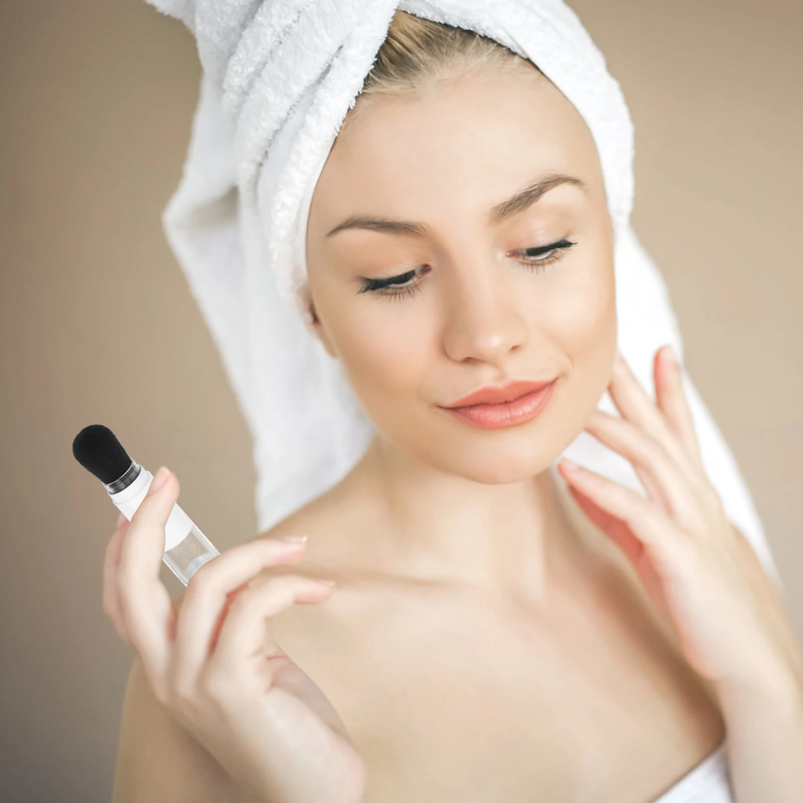 

Multi-Purpose Face Makeup Brush Flat Design Soft Bristles Built-in Powder Compartment for Travel Home Use Foundation Blush