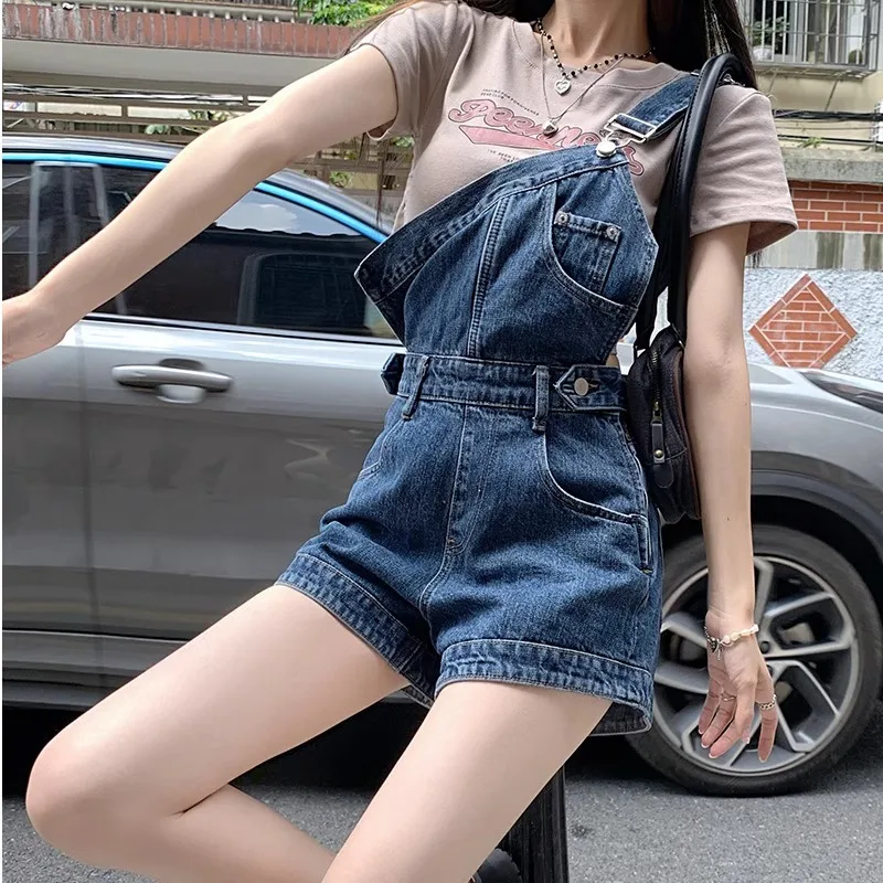 Damskie letnie ogrodniczki z cienkiego denimu, spodnie typu \"ort\", z paskami na ramionach, wysoki stan, głęboki kolor, modny styl.