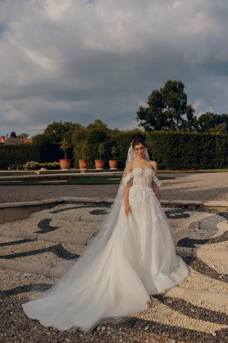 Luxury A Line Wedding Dress Tulle Off The Shoulder Flowers With Lace Applique Sleeveless Beach Boho Bridal Gowns