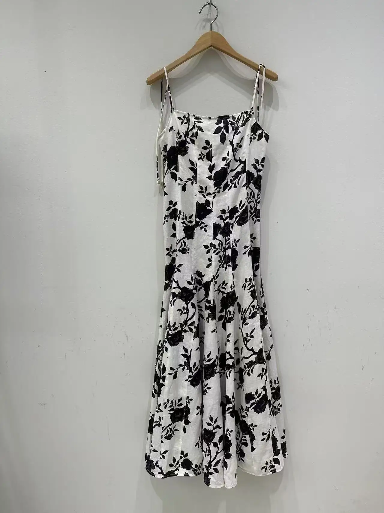 

A new black and white contrasting rose print, waist-cinched, patchwork, large hemline, halter long dress for women