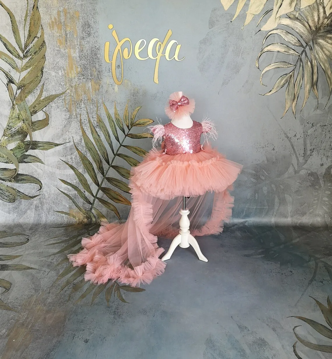 Leuke aangepaste bloemenmeisje jurk voor bruiloft Tule veren gezwollen met strik mouwloos kind eerste eucharistische verjaardag feestjurk