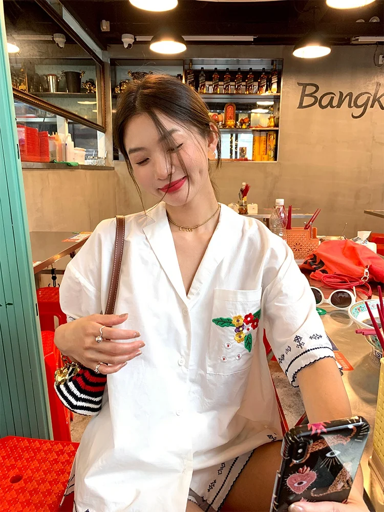 

Белый вышитый комплект из топа с коротким рукавом и шорт, летний модный женский хлопковый костюм с пуговицами, антивозрастной эффект