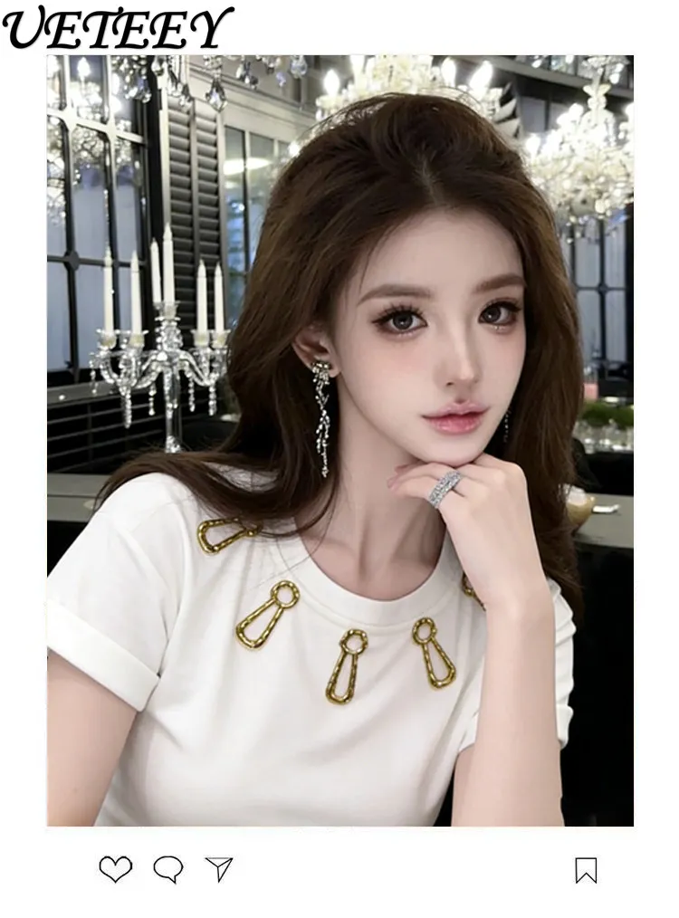 

Женская летняя футболка с коротким рукавом, облегающая, с эффектом стройности, модная, нишевая, белая, с дизайнерским металлическим брелоком-украшением