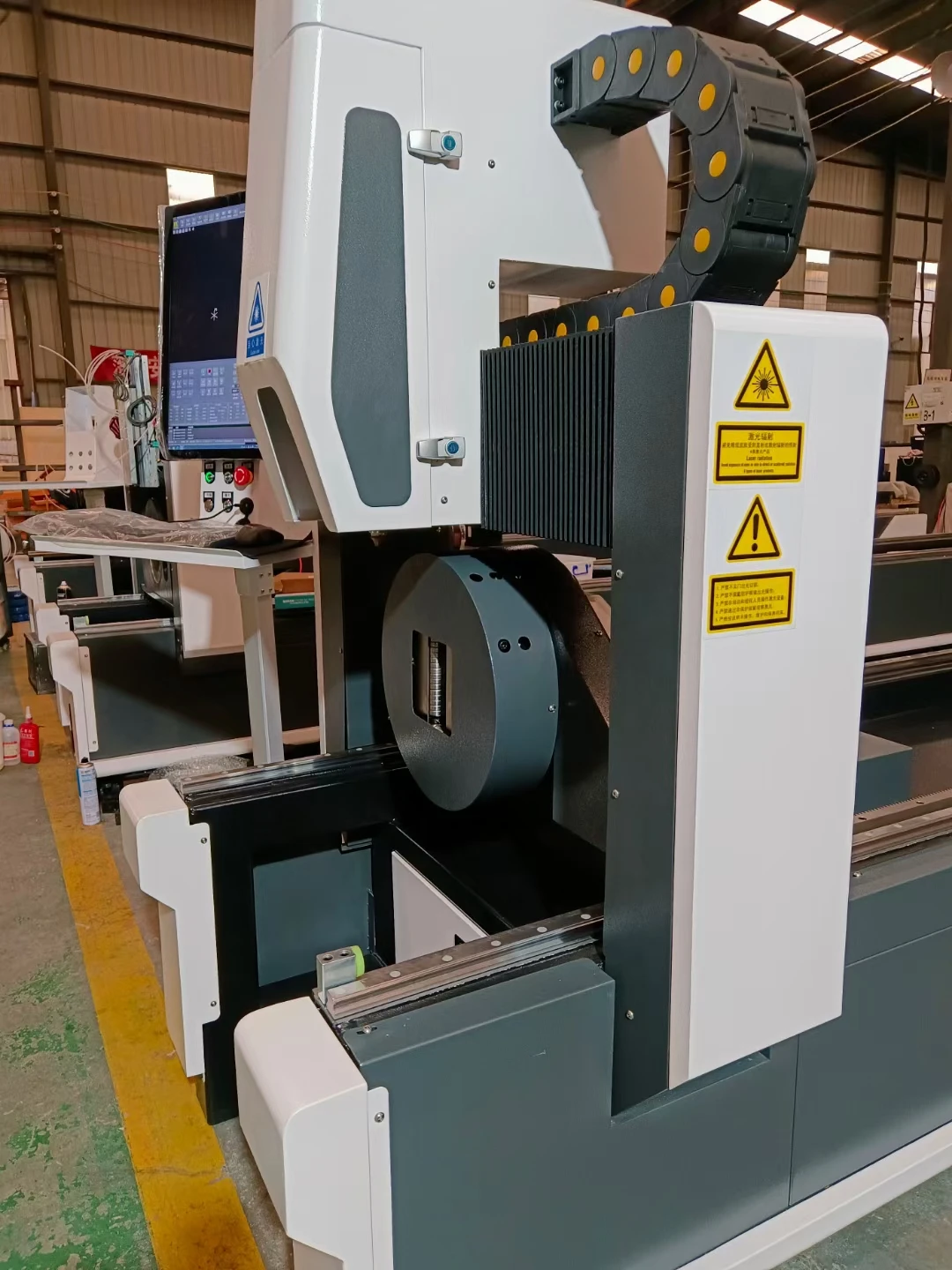 New Model Automatic 2000W 3000W Laser Metal Pipe Tube Cutting Machine / Metal Tube Cnc Fiber Laser Cutting Machine