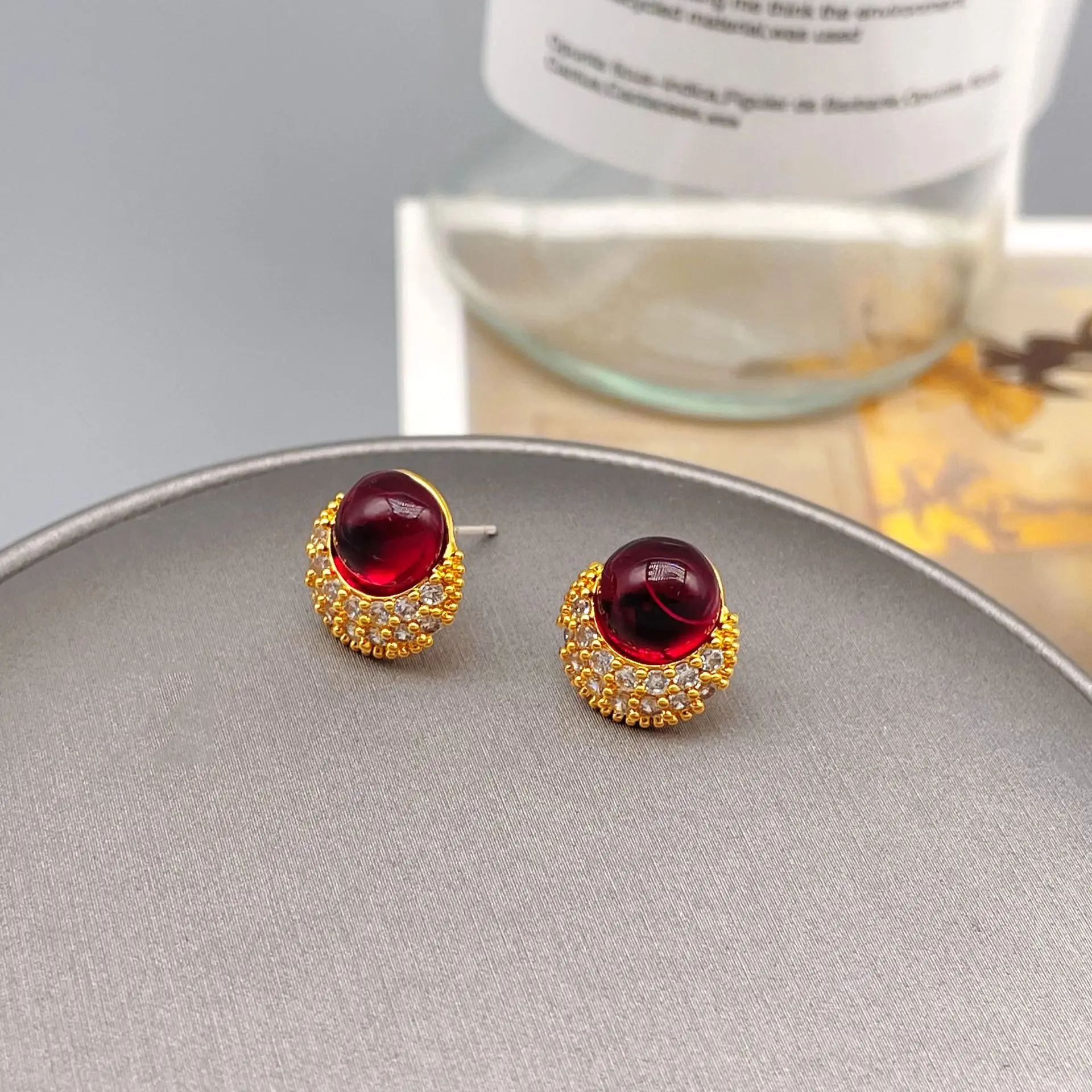 

Exquisite small zircon red high-end fashion simple stud earrings