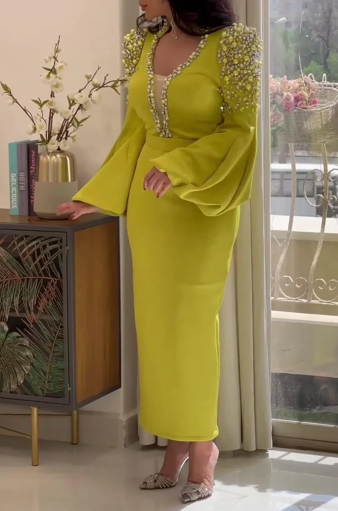 Abiti da sera personalizzati Abiti midi con scollo a V dritti con perline in jersey squisito stile moderno formale retrò Alta qualità