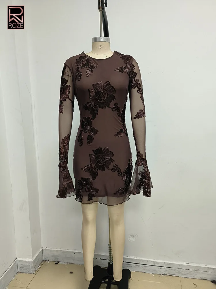 

Романтическое кружевное укороченное платье с причудливыми расклешенными рукавами — сексуальный облегающий силуэт, предназначенный для незабываемого даты