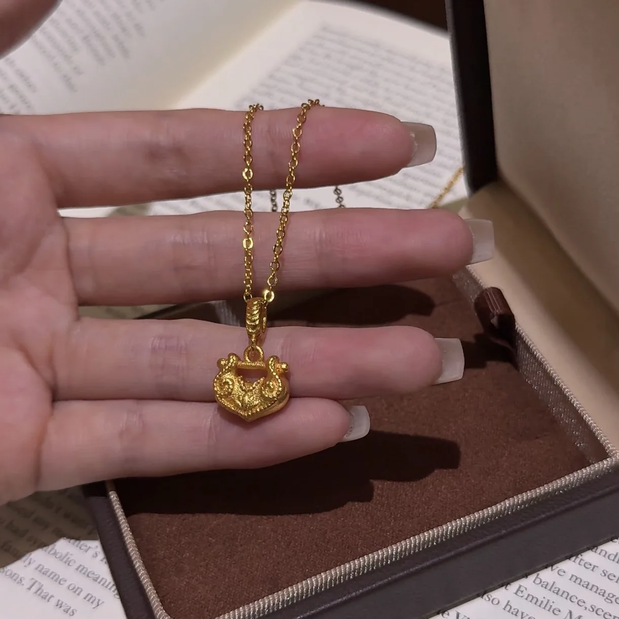 Light luxury retro high-end Embossed relief lotus flower small Ruyi lock necklace pendant suitable for daily banquet jewelry