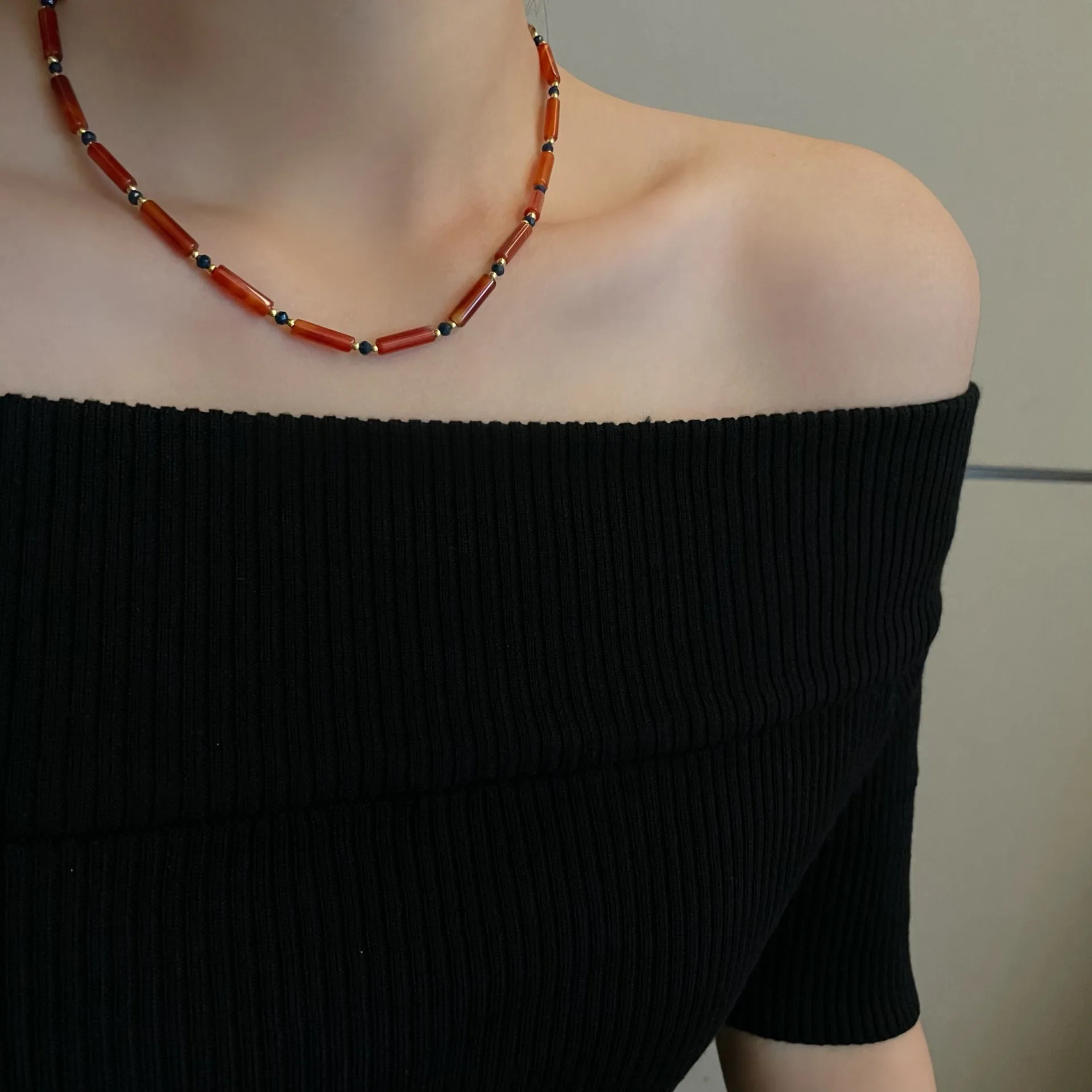 

S925 sterling silver light luxury niche design high-end red agate necklace, versatile for layering, elegant collarbone chain