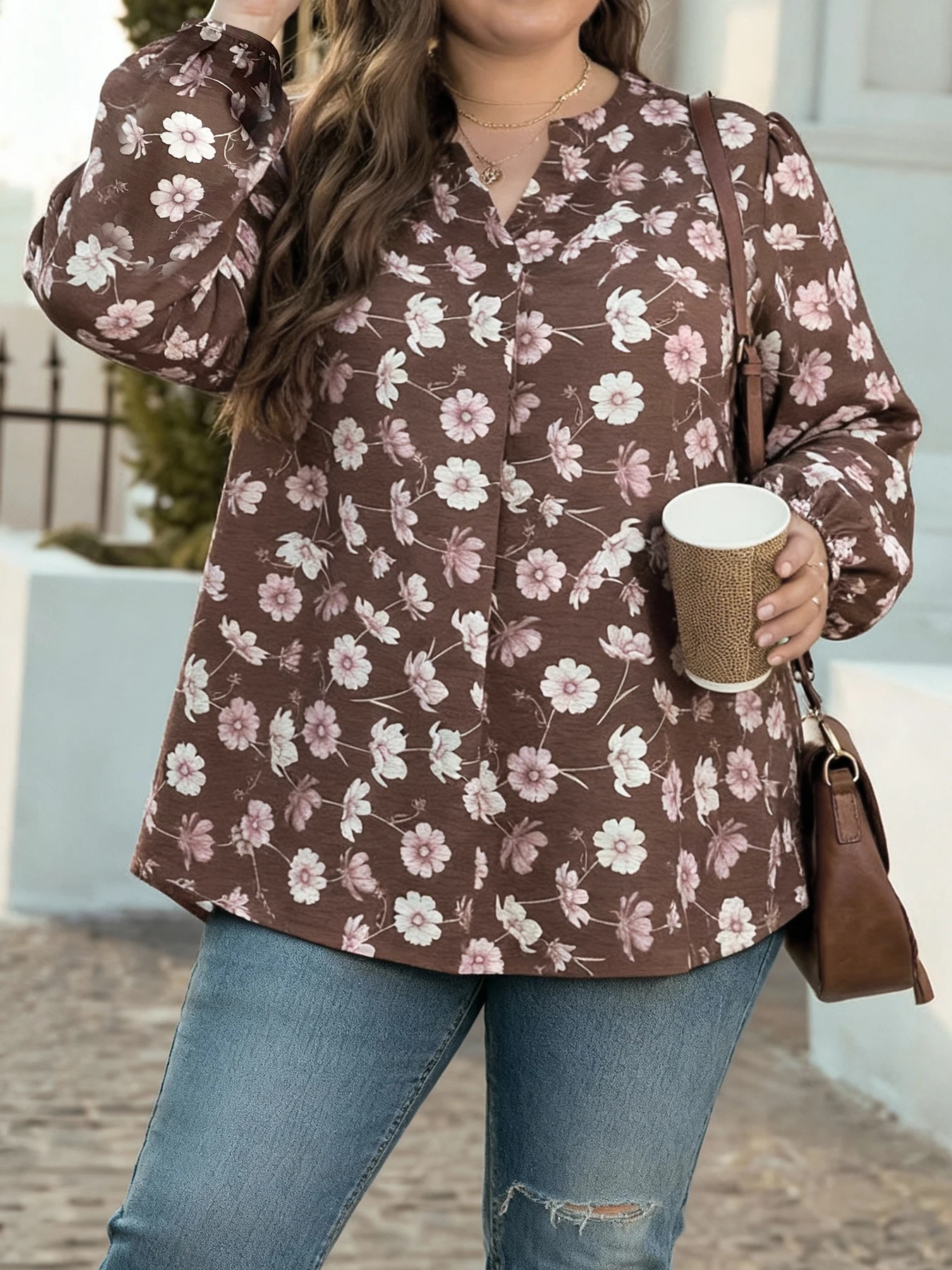 

Женская блузка больших размеров с цветочным принтом (кофейный, розовый, белый), длинными рукавами-фонариками и V-образным вырезом, для офиса