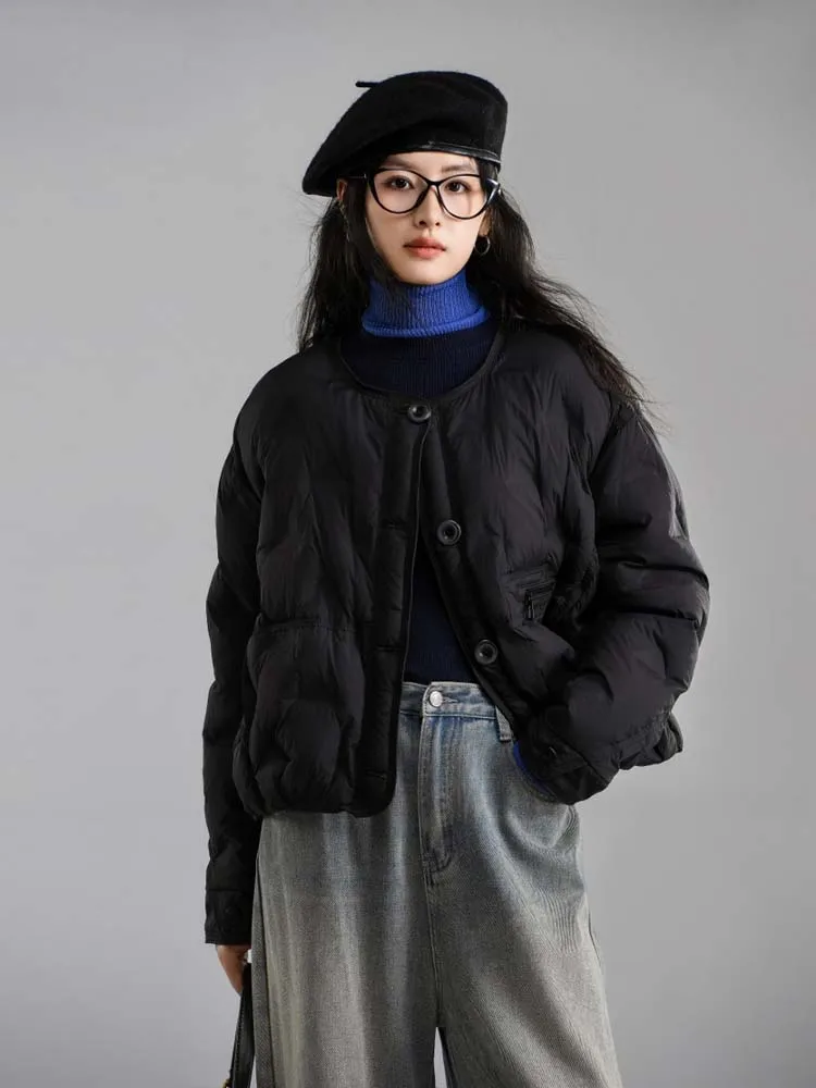 เสื้อแจ็คเก็ตดาวน์คอวี อุ่นสำหรับผู้หญิง ฤดูใบไม้ร่วง-ฤดูหนาว 2025 สไตล์สตรีทแวร์ ทรงโอเวอร์ไซส์ กระดุมแถวเดียว เสื้อพัฟเฟอร์สั้น สีพื้น INKEO DJ529