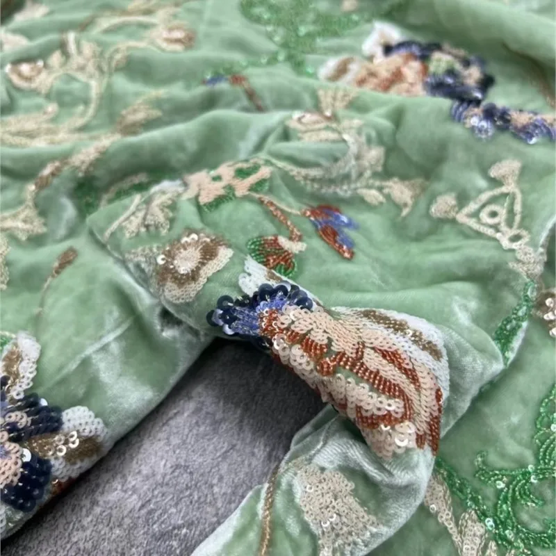 ใหม่ระดับไฮเอนด์ที่กําหนดเองสีเขียวฐานผ้าไหมกํามะหยี่ผ้าเย็บปักถักร้อยหนักเลื่อมสีสไตล์จีนเกราะด้านบน