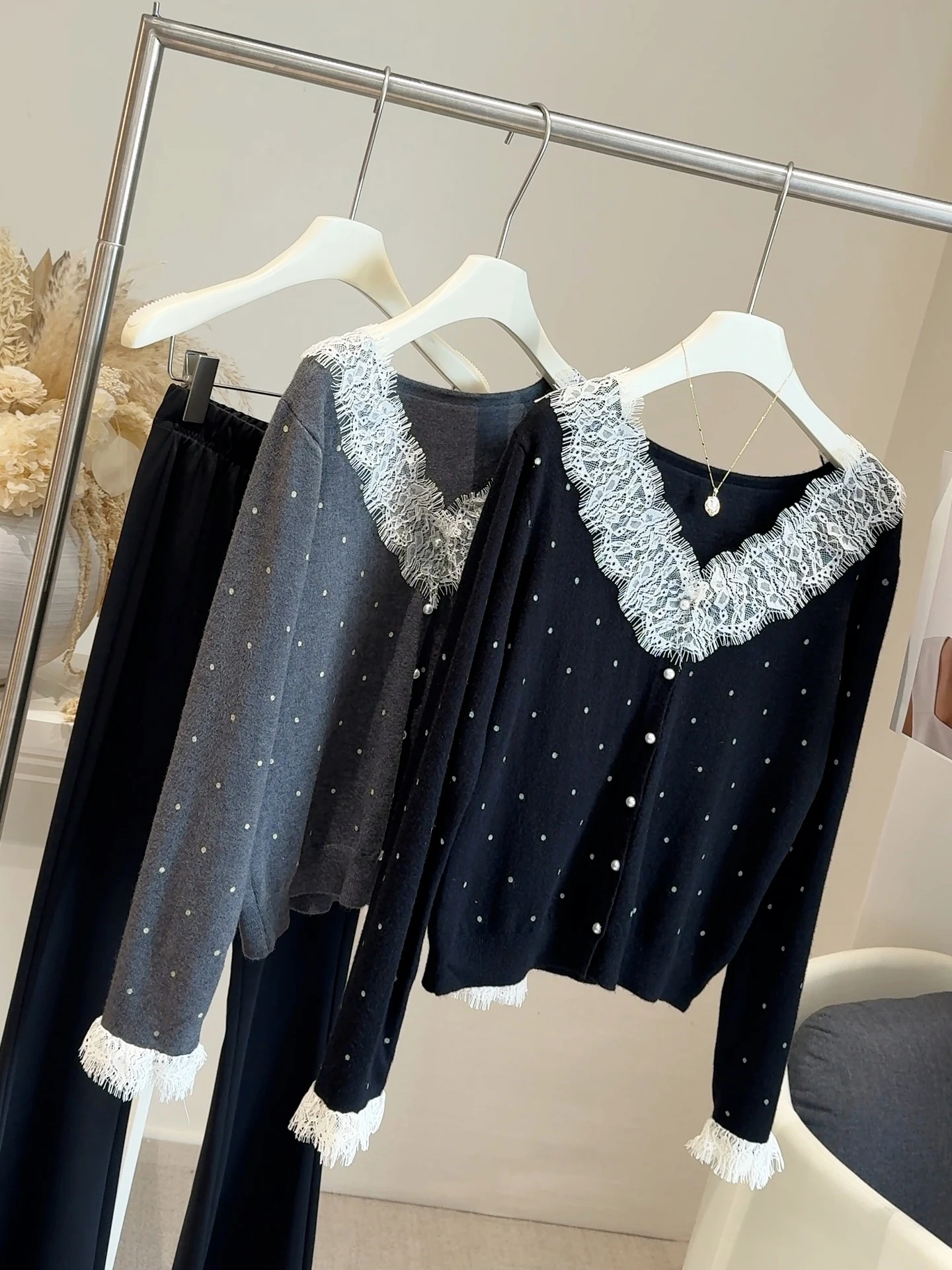 

Fashion Lace Splicing Polka Dot Women Knitwear New V-Neck Pearl Button Design Sweater Cardigan Autumn Chic Long Sleeve Knit Tops