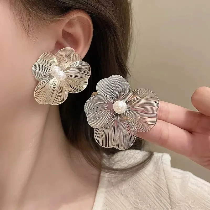 Big Metal Flower Petal Imitation Pearl Stud Earring for Women Simple New Fashion Jewelry Accessory Wholesale Christmas Gift