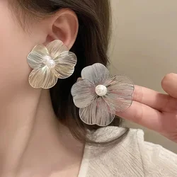 Big Metal Flower Petal Imitation Pearl Stud Earring for Women Simple New Fashion Jewelry Accessory Wholesale Christmas Gift