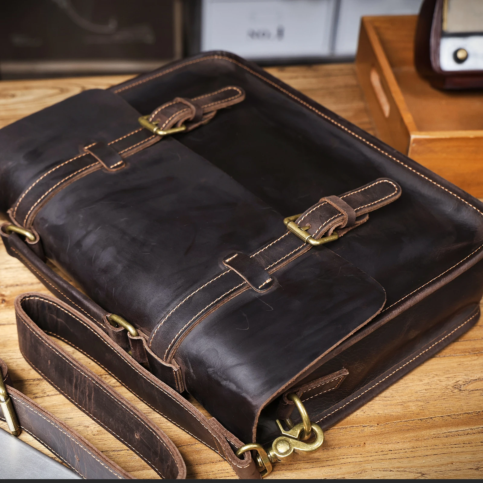 Vintage handgefertigte Aktentasche aus Crazy-Horse-Leder für Herren, echte Leder-Umhängetasche, Dual-Use-Laptop-Rucksack – Detail 12