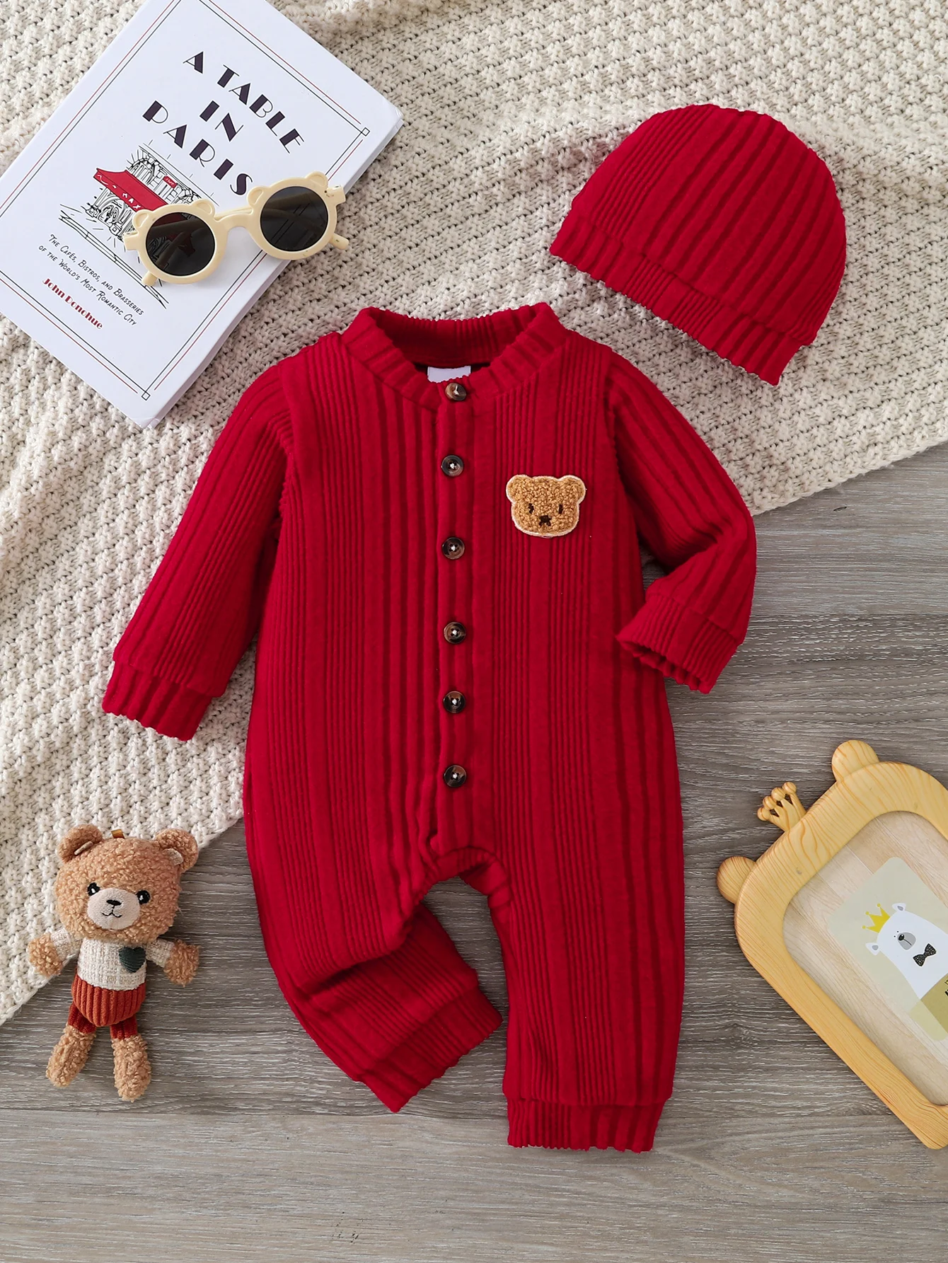 2-teiliges Baby-Set für Frühling und Herbst: gerippter Strampler + Strickmütze, niedlicher Bären-Aufnäher, roter Knopfverschluss vorne, für 0-18 Monate – Detail 1