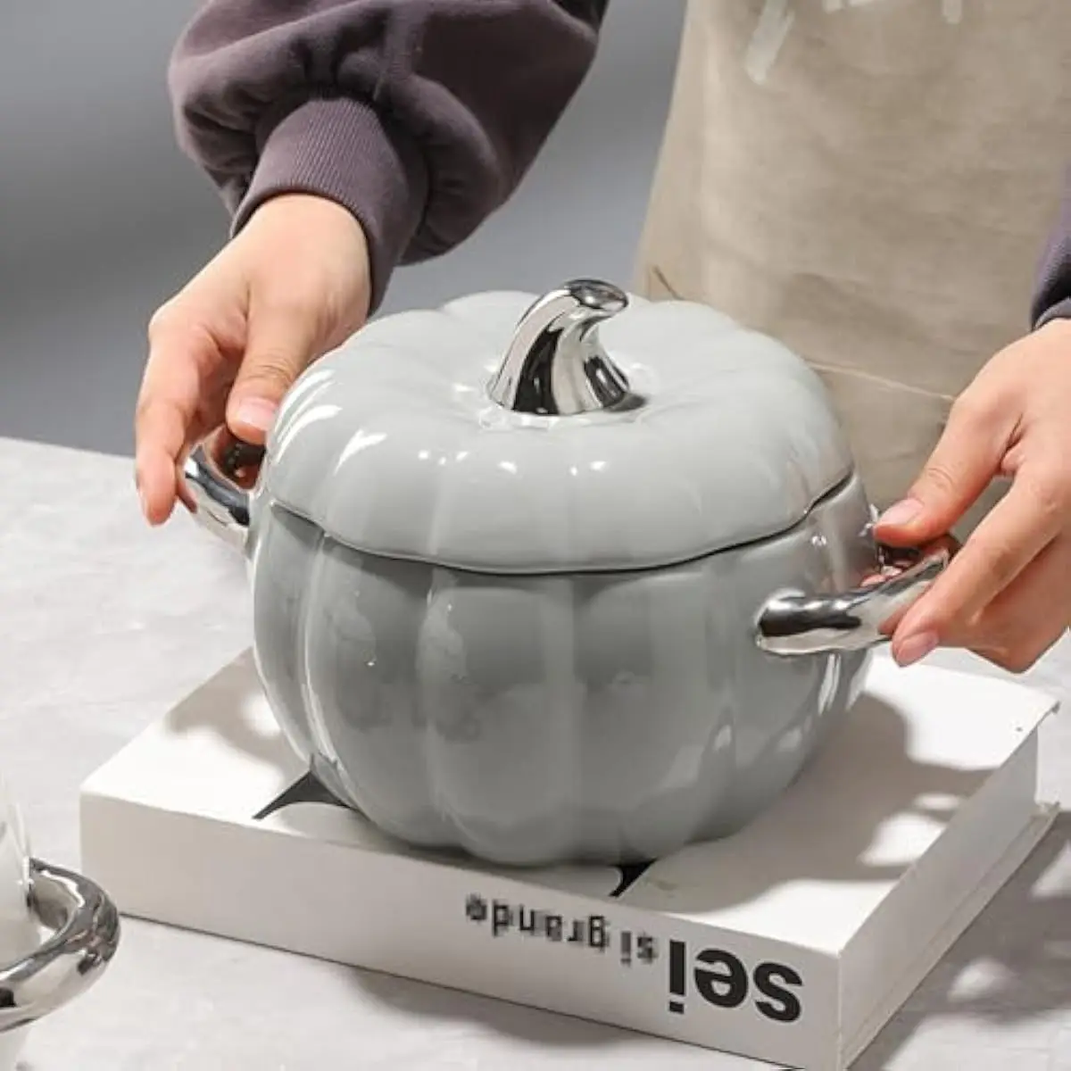 2L Pumpkin Ceramic Soup Bowl with Lid and Handle, Cute Halloween Thanksgiving Soup Tureen for Party Table Decor, Microwave Safe
