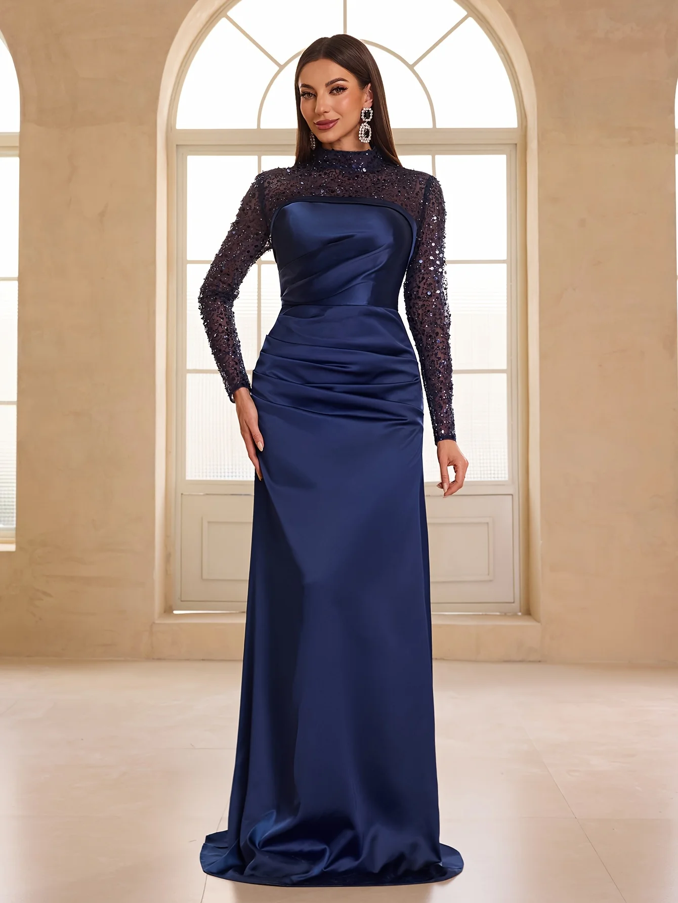 Vestido de noite elegante com gola alta 2025, vestido feminino de cetim azul marinho com mangas frisadas e cauda para festa de luxo personalizado