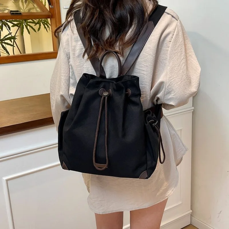 حقيبة ماسنجر نسائية رشيقة مع جلد ساتان كلاسيكي بلجيكي أنيق وخفيف الوزن للركاب بتصميم يومي