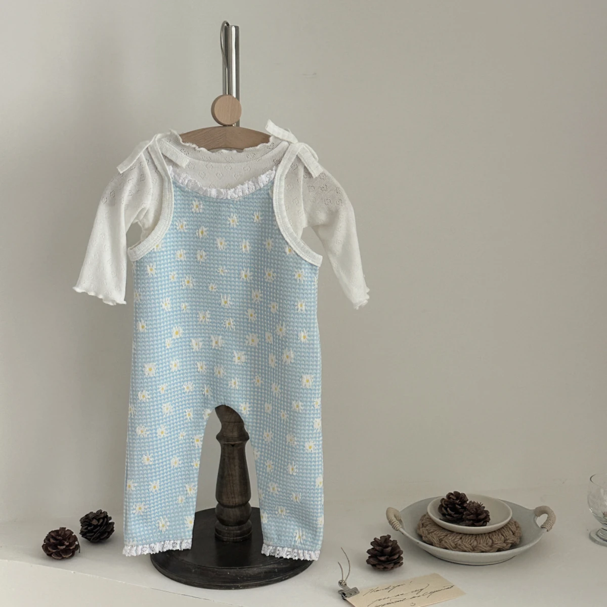 Neuer Sommer-Strampler für Neugeborene, Waffelstrick-Overall in Blau mit Karomuster und Gänseblümchen, Schleifen-Schulterträger mit Spitzenbesatz, Alltags-Outfit für Babys – Detail 6
