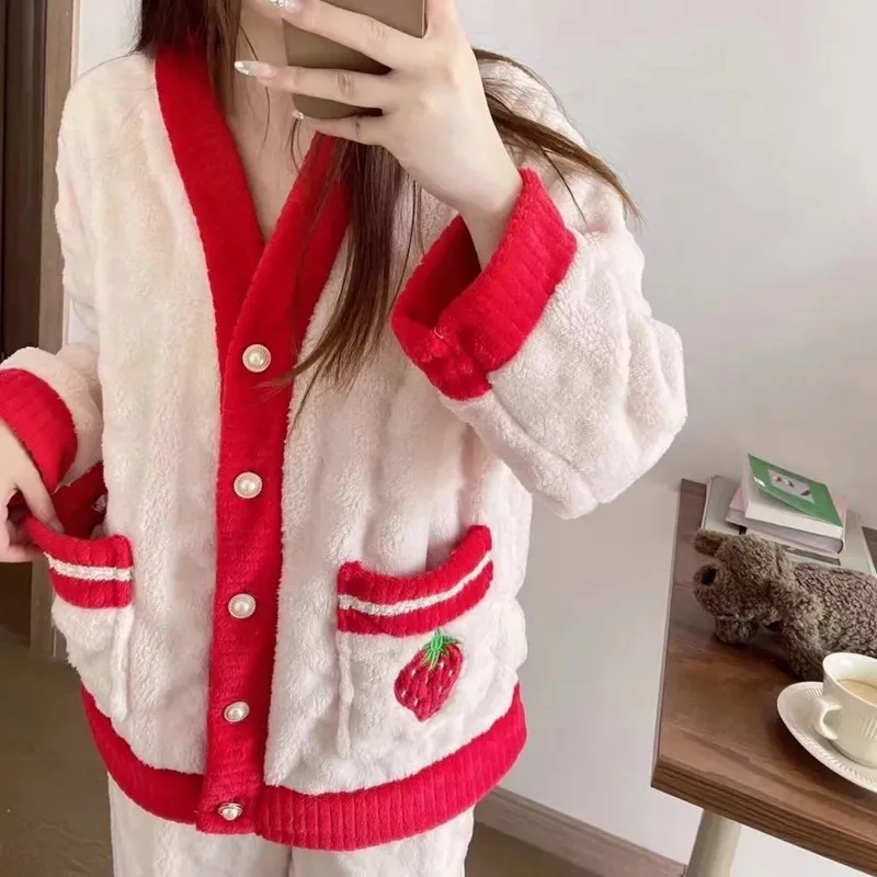 Conjunto de pijama con estampado de fresas para mujer, ropa de dormir de terciopelo polar, traje de Casa esponjoso, ropa de noche cálida coreana,