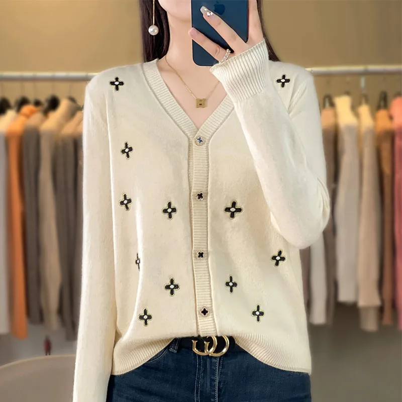 Women\'s boutique high-end sweater knitted cashmere sweater V-neck cardigan long sleeved new cashmere sweater